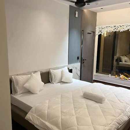 V Love Hotel Сурат Екстериор снимка