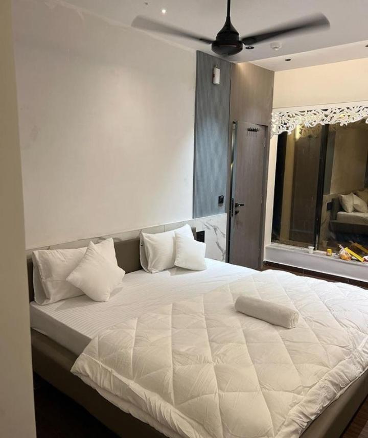 V Love Hotel Сурат Екстериор снимка