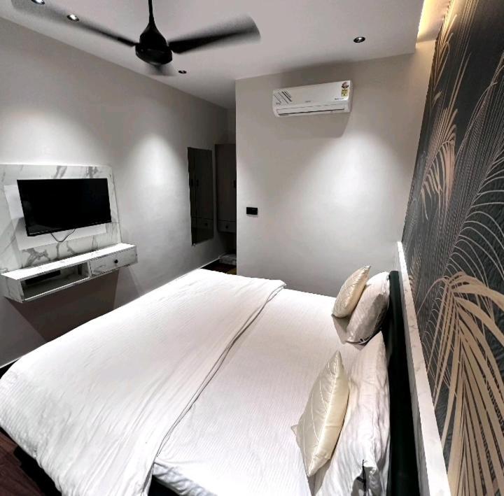 V Love Hotel Сурат Екстериор снимка