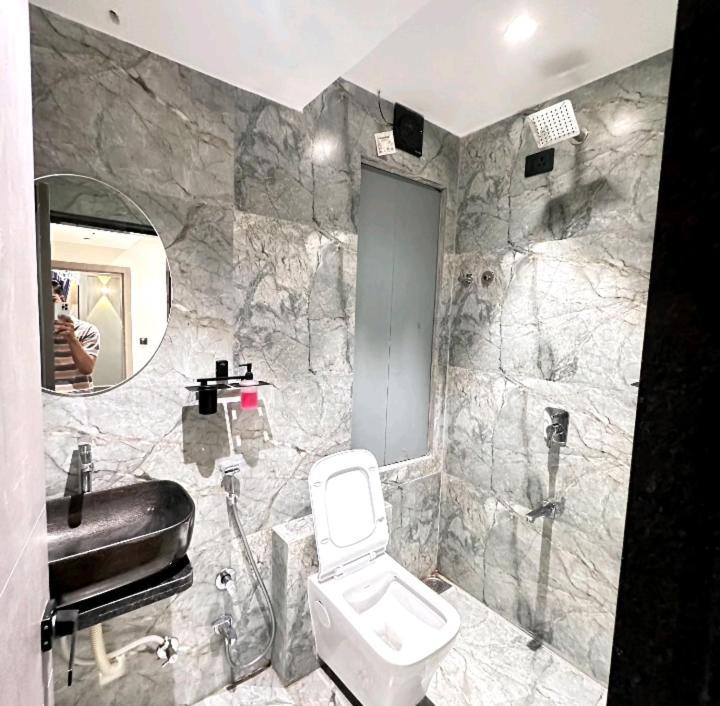V Love Hotel Сурат Екстериор снимка