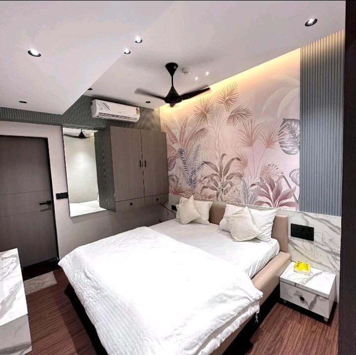 V Love Hotel Сурат Екстериор снимка