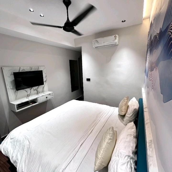 V Love Hotel Сурат Екстериор снимка