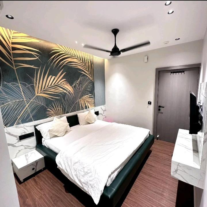 V Love Hotel Сурат Екстериор снимка