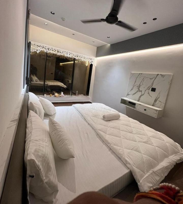 V Love Hotel Сурат Екстериор снимка