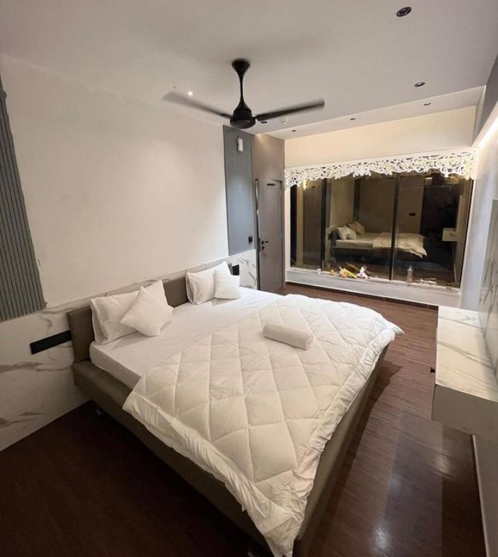 V Love Hotel Сурат Екстериор снимка