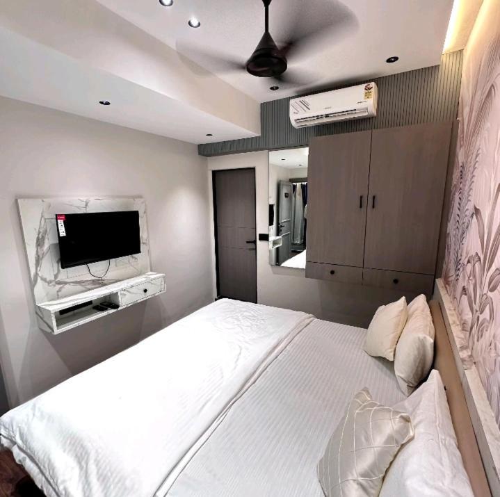 V Love Hotel Сурат Екстериор снимка