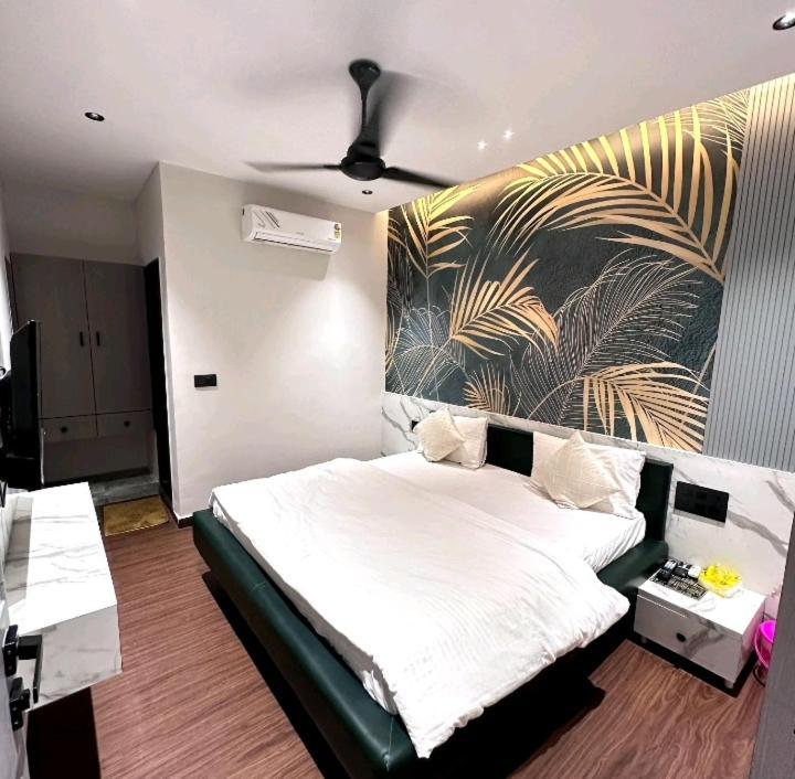 V Love Hotel Сурат Екстериор снимка