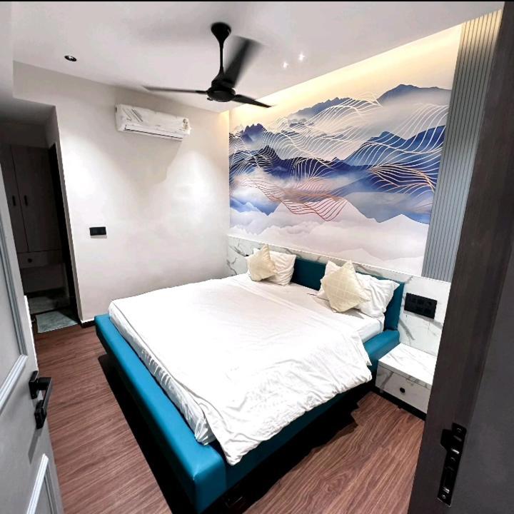 V Love Hotel Сурат Екстериор снимка