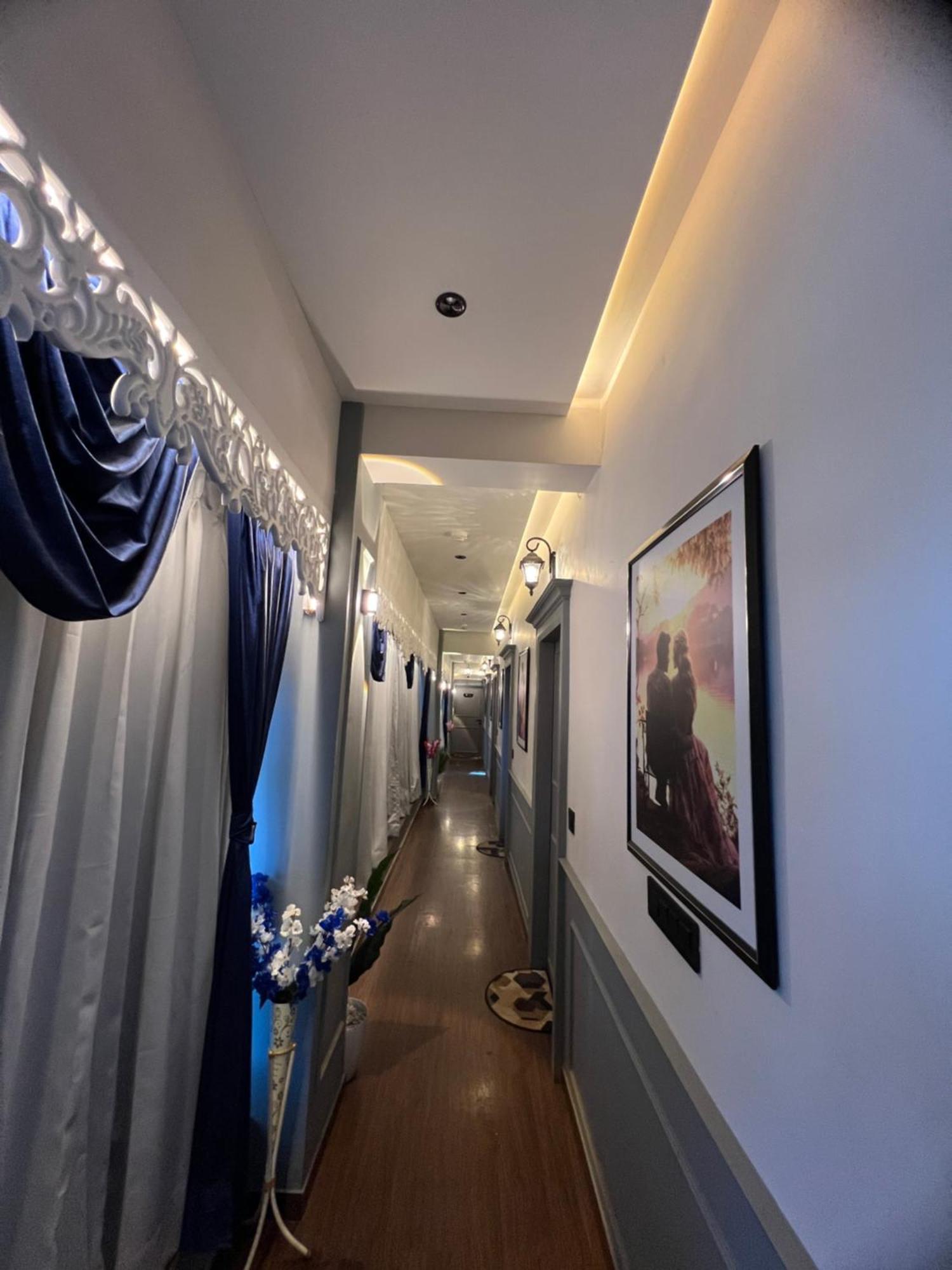 V Love Hotel Сурат Екстериор снимка
