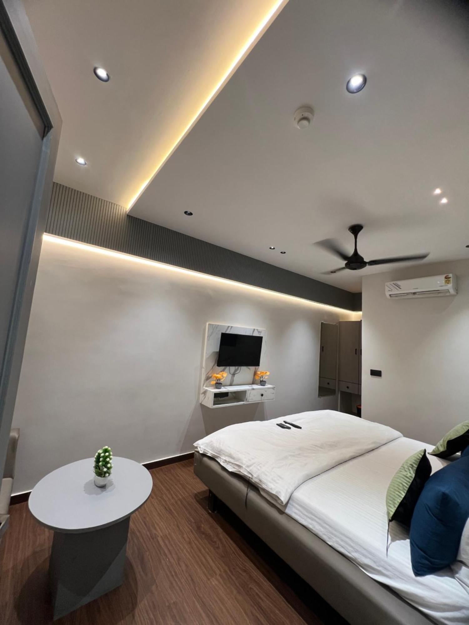 V Love Hotel Сурат Екстериор снимка