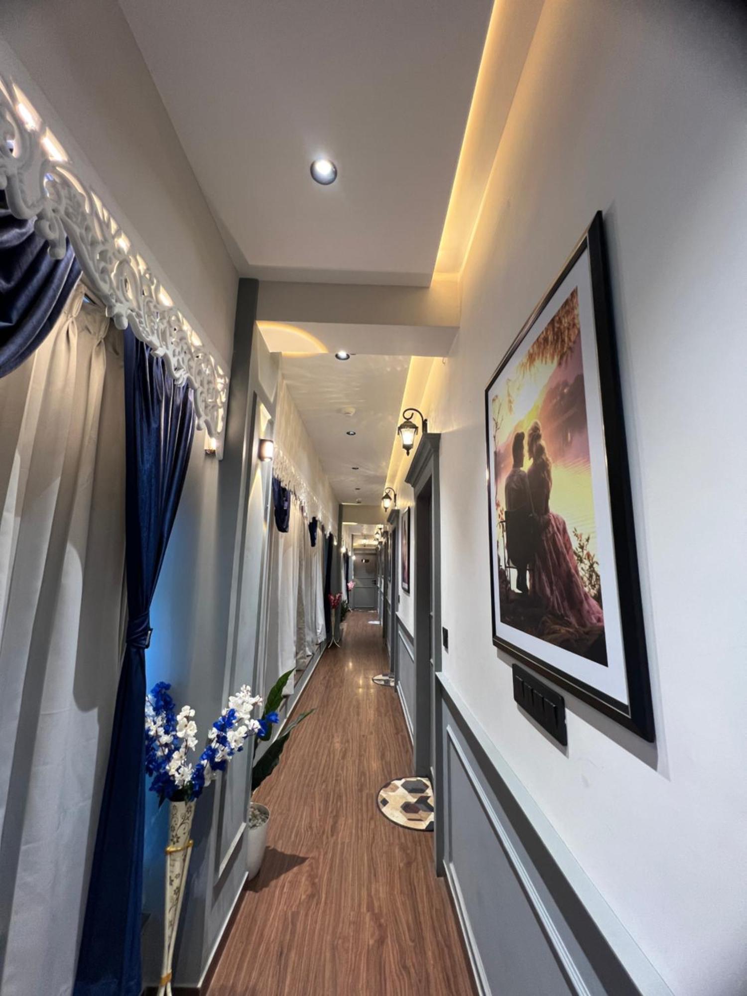 V Love Hotel Сурат Екстериор снимка