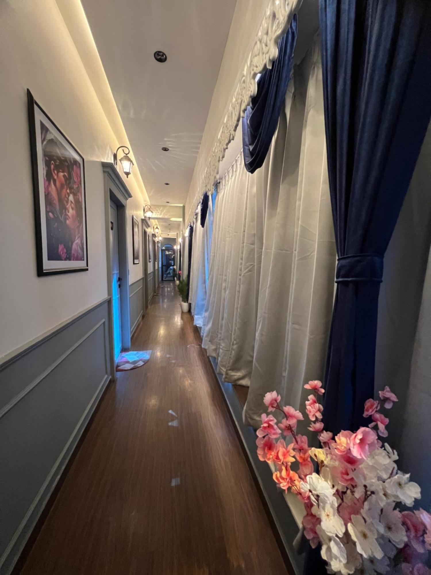 V Love Hotel Сурат Екстериор снимка